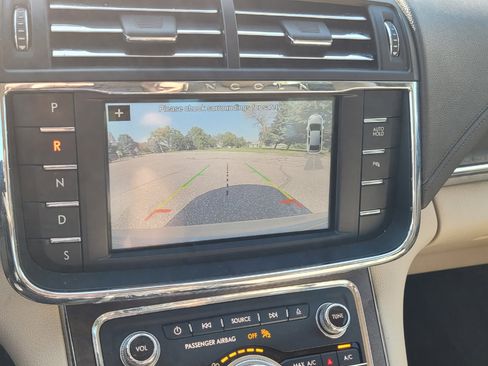 Used 2017 Lincoln Continental Select image 14