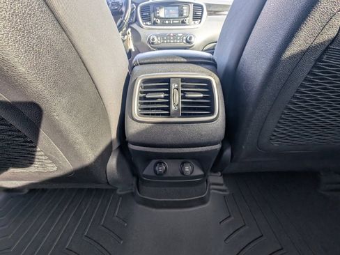 Used 2016 Kia Sorento LX w/ LX Convenience Package image 15