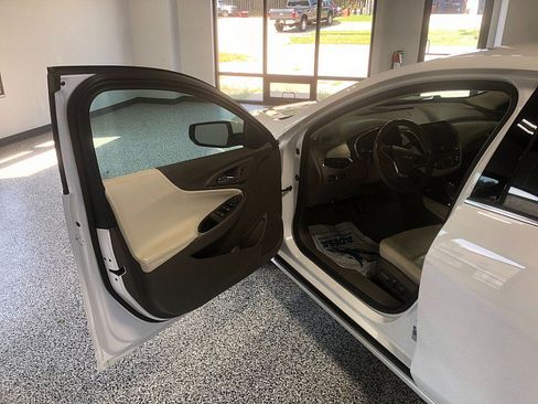 Used 2020 Chevrolet Malibu LT w/ Leather Package FWD image 10