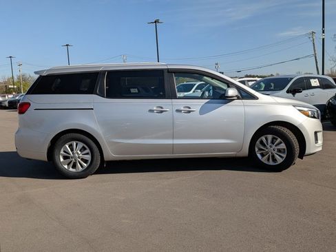 Used 2015 Kia Sedona LX image 4