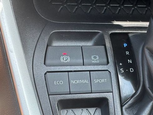 Used 2025 Toyota RAV4 XLE FWD image 33