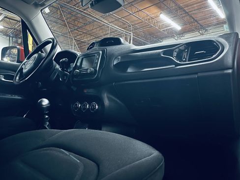 Used 2017 Jeep Renegade Altitude w/ Safety & Security Group FWD image 23