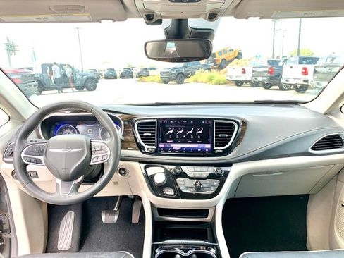 Used 2022 Chrysler Pacifica Limited FWD image 16