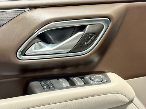 Used 2023 GMC Yukon SLT w/ SLT Premium Package image 18