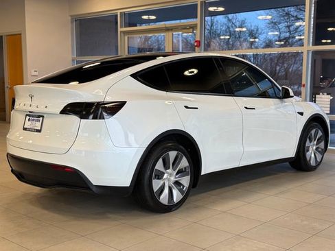 Used 2024 Tesla Model Y 2WD image 12