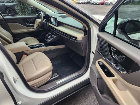 Used 2022 Lincoln Corsair AWD w/ Premium Package image 13