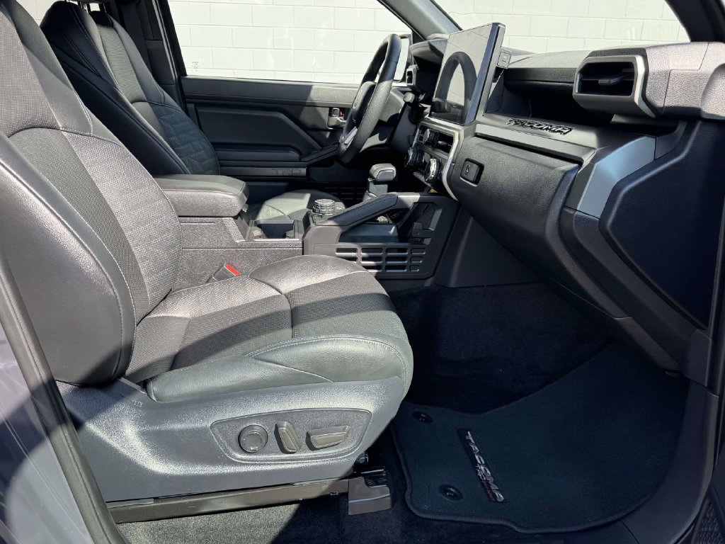 Used 2024 Toyota Tacoma TRD Off-Road w/ TRD Off Road Premium Package AWD/4WD image 15