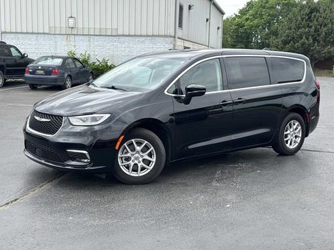 Used 2024 Chrysler Pacifica Touring-L FWD image 1