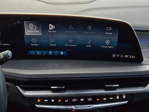 Certified 2025 Cadillac XT4 Sport w/ Cold Weather Package image 18