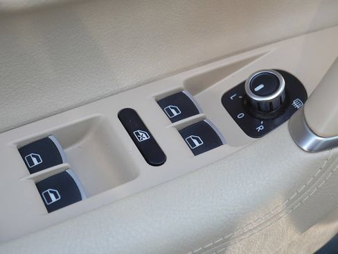 Used 2013 Volkswagen CC Lux FWD image 25