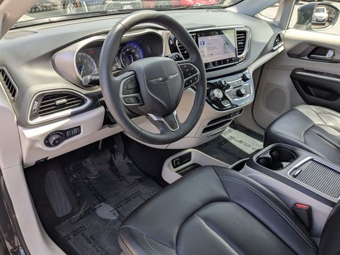 Used 2023 Chrysler Pacifica Touring-L FWD image 17