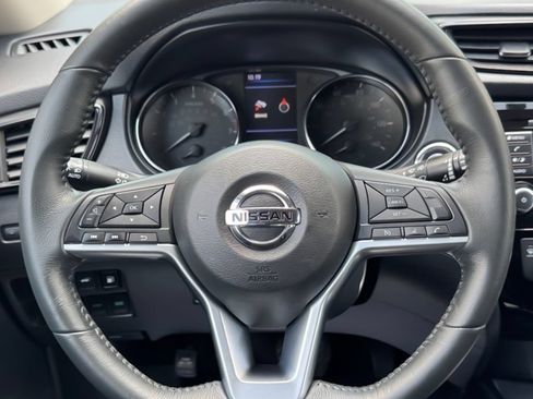 Used 2018 Nissan Rogue SV AWD/4WD image 17