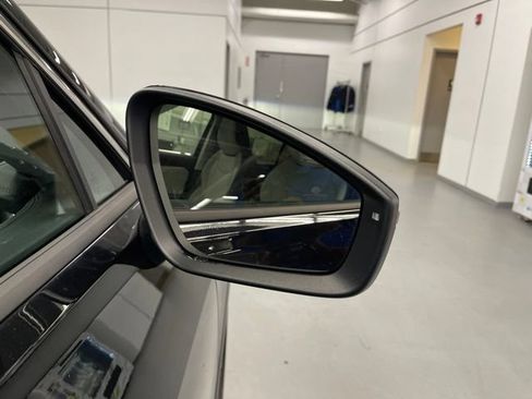 Used 2025 Volkswagen Tiguan SE w/ Panoramic Sunroof Package AWD/4WD image 12