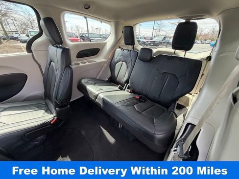 Used 2021 Chrysler Pacifica Touring-L w/ Uconnect Theater Family Group image 17