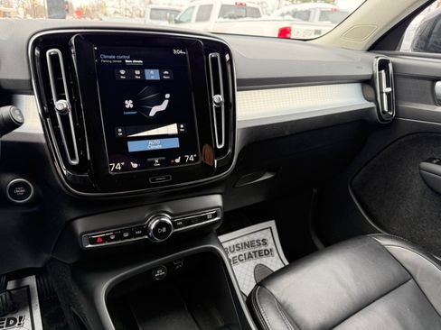 Used 2022 Volvo XC40 T5 Momentum image 37