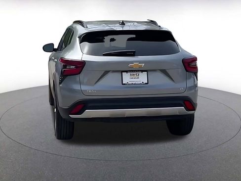 Used 2025 Chevrolet Trax LT w/ LT Convenience Package FWD image 11
