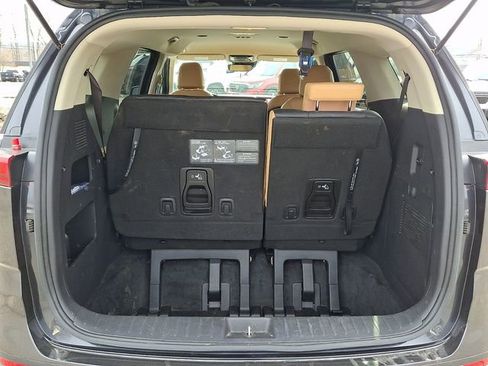 Used 2022 Kia Carnival LX image 32