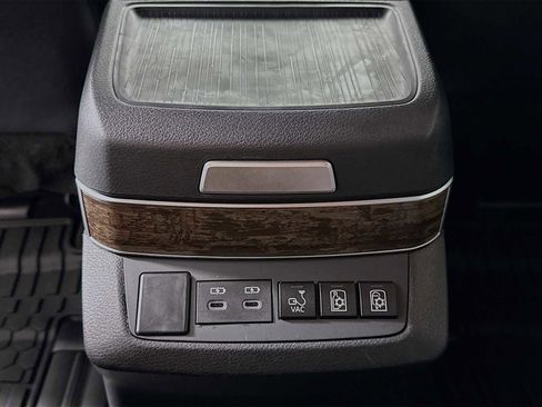 Used 2025 Toyota Sienna Platinum image 24