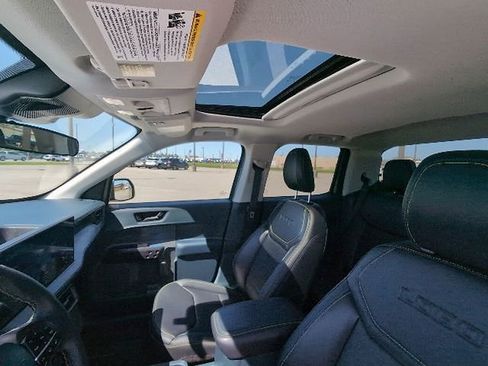 Used 2025 Ford Maverick Lobo AWD/4WD image 12