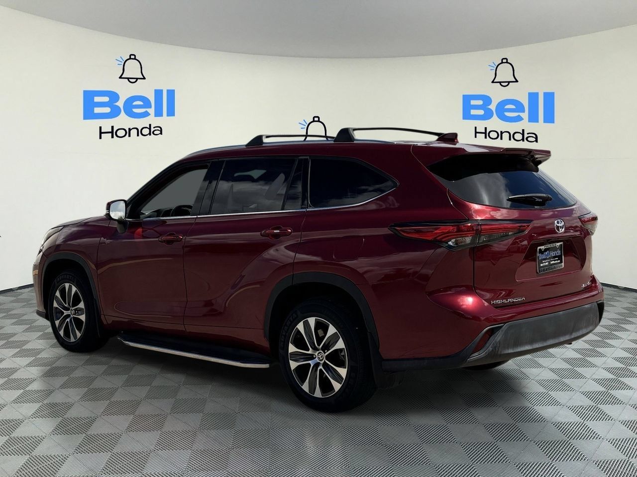 Used 2021 Toyota Highlander XLE AWD/4WD image 3