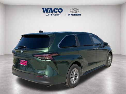 Used 2024 Toyota Sienna XLE FWD image 8