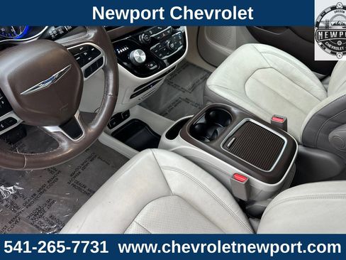 Used 2018 Chrysler Pacifica Touring-L Plus image 11