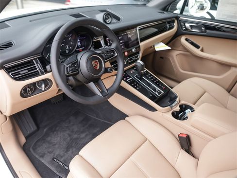 Used 2025 Porsche Macan image 5