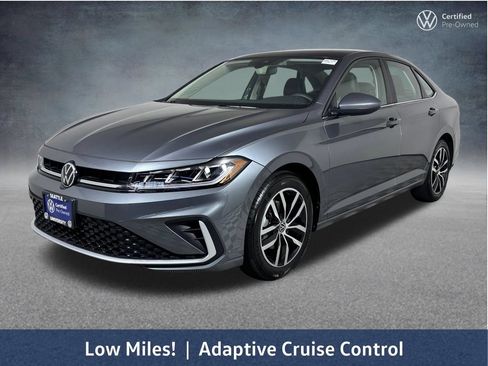 Used 2025 Volkswagen Jetta SE w/ Sunroof Package FWD image 4