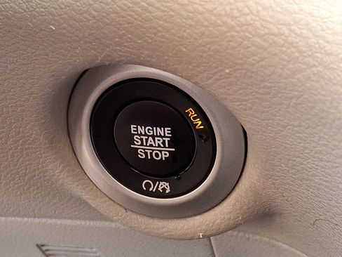 Used 2023 Chrysler Pacifica Touring-L FWD image 26