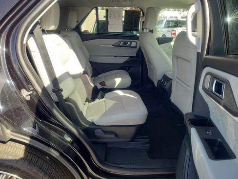 Certified 2025 Ford Explorer Platinum w/ Ultimate Package image 18