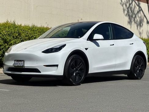 Used 2025 Tesla Model Y Long Range image 8