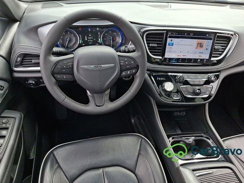 Used 2025 Chrysler Pacifica Limited FWD image 12