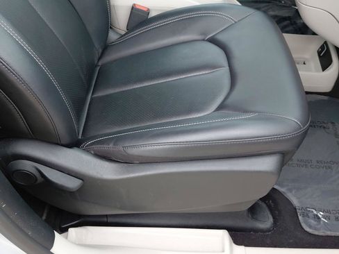 Used 2024 Chrysler Pacifica Touring-L FWD image 13