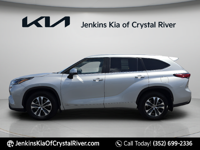 Used 2023 Toyota Highlander XLE AWD/4WD image 13