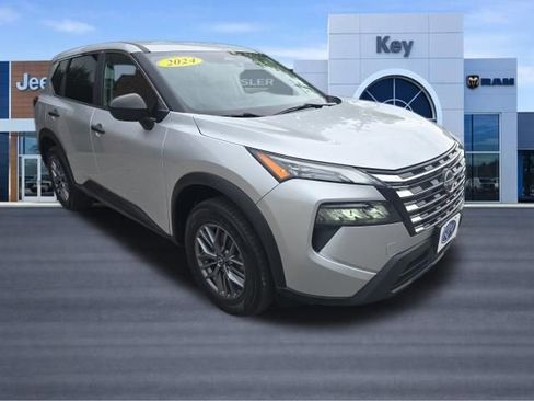 Used 2024 Nissan Rogue S AWD/4WD image 3