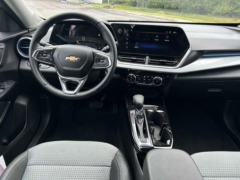 Used 2025 Chevrolet Trax LT w/ Driver Confidence Package FWD image 17