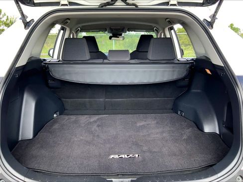 Used 2019 Toyota RAV4 LE FWD image 34