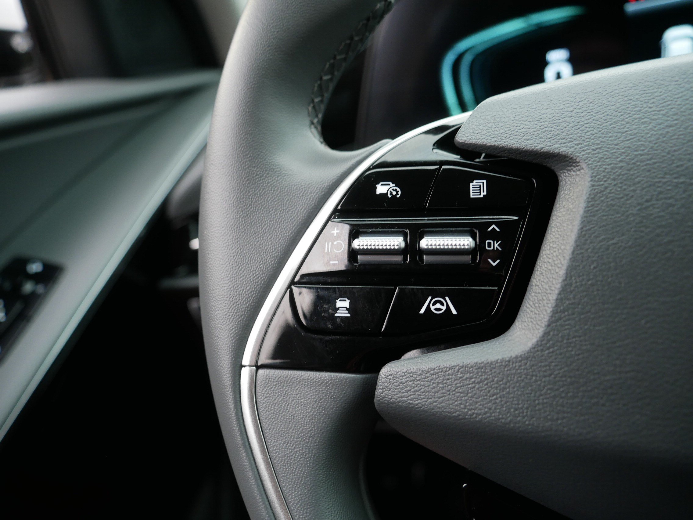 Certified 2025 Kia Niro EX Touring FWD image 28