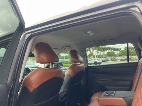 Used 2022 Toyota Highlander LE image 21