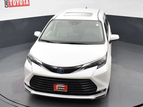 Used 2024 Toyota Sienna XLE FWD image 27