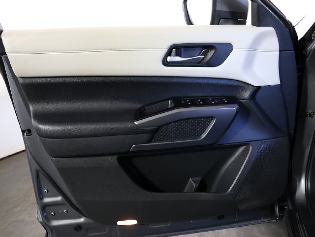 Used 2022 Nissan Pathfinder SL AWD/4WD image 26