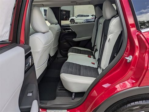 New 2025 Mitsubishi Outlander SE image 14