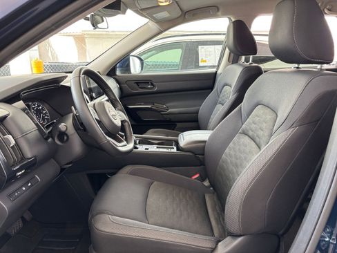 Used 2025 Nissan Pathfinder SV FWD image 28