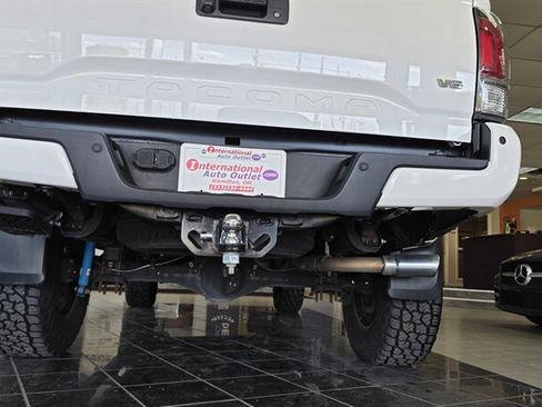 Used 2020 Toyota Tacoma TRD Sport w/ Technology Package AWD/4WD image 38