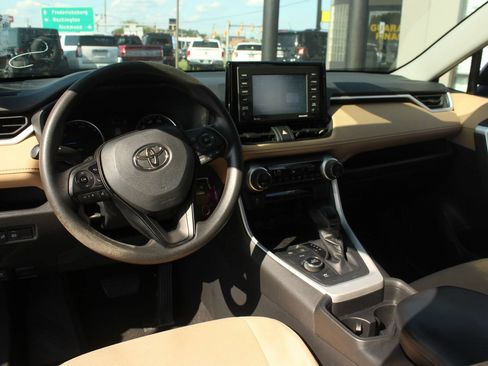 Used 2021 Toyota RAV4 LE AWD/4WD image 13