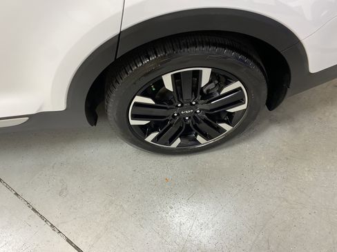 Used 2024 Kia Telluride SX w/ Towing Package image 12