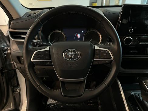 Used 2025 Toyota Highlander LE FWD image 29