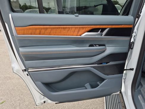Used 2024 Jeep Grand Wagoneer Series III AWD/4WD image 33