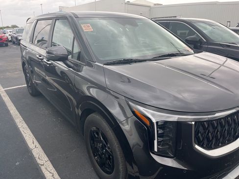 Used 2025 Kia Carnival image 3