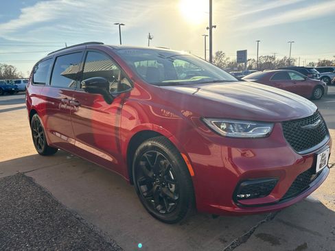 New 2026 Chrysler Pacifica Select w/ S Appearance Package image 8